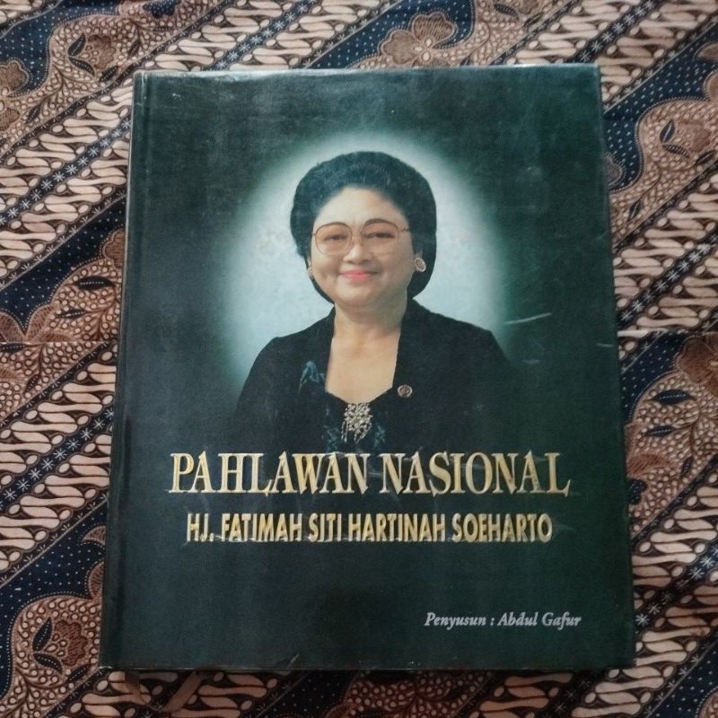 BUKU PAHLAWAN NASIONAL HJ. FATIMAH SITI HARTINAH SOEHARTO