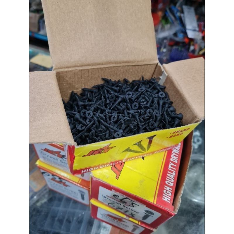 skrup gypsum hitam tajam