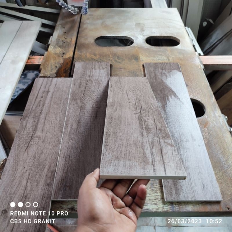 granit lantai uk 15x60 brown oakwood/indogres