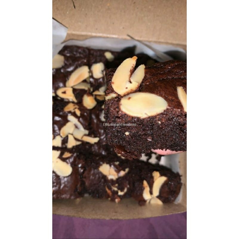 

BROWNIES ALMOND !! dibuat fresh loc jakarta timur