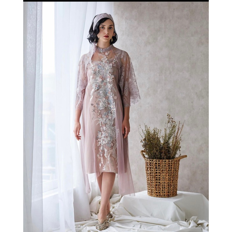 Myvb atelier shantelle embroidered pleated dress