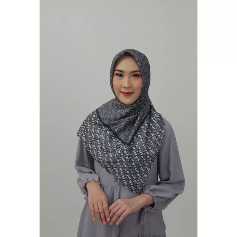 Zoya Kerudung Segi Empat Motif Premium ZOYA Monogram Scarf