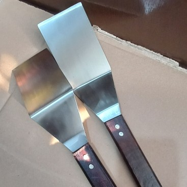 Spatula Burger Pizza Tepanyaki Bengkok Stainless Kape Gagang Kayu