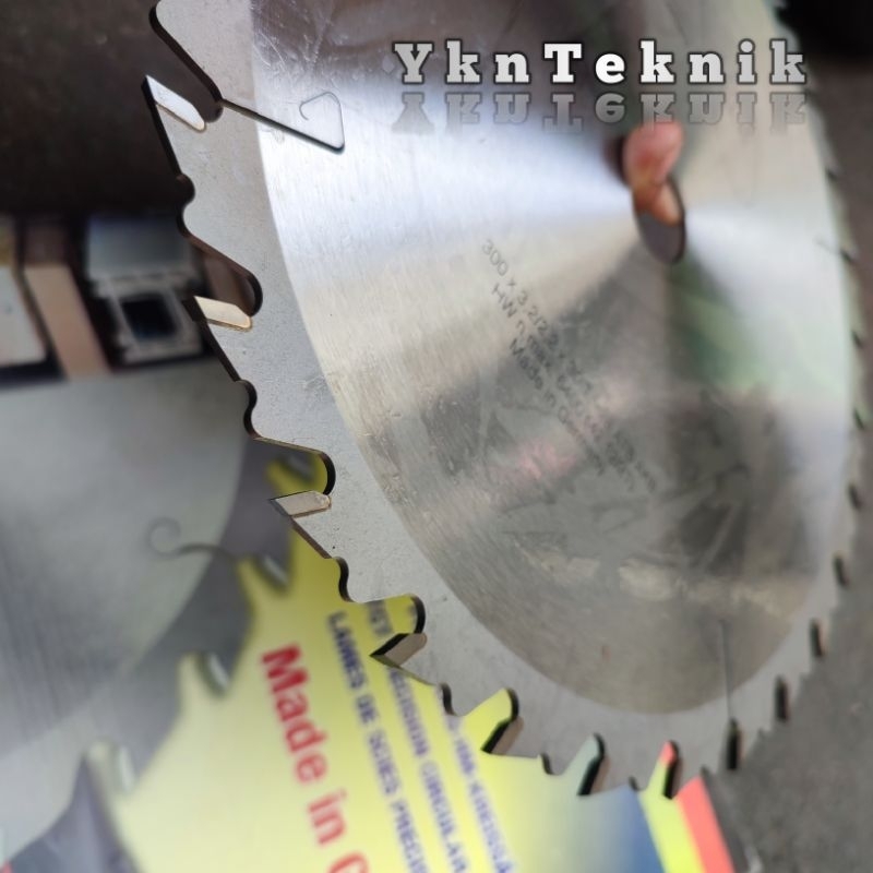 Mata Gergaji Belah Kayu Circular Saw AKM 12 inch 28 T Made Inch Germany