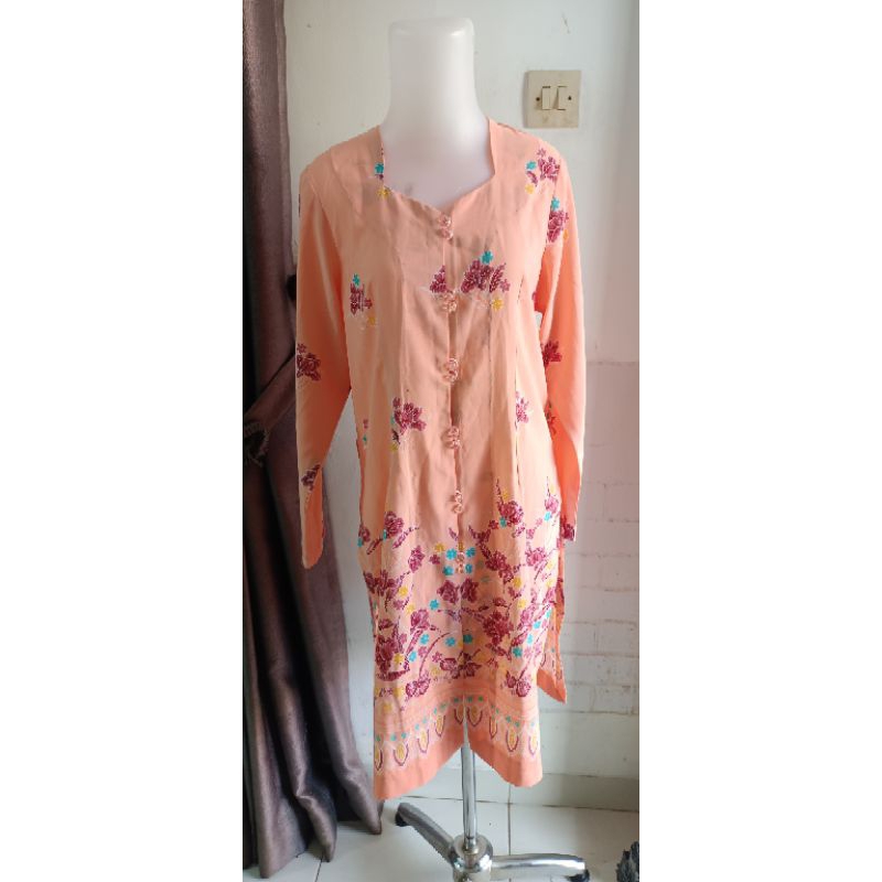 pl Long Kebaya oren bahan jatuh licin bunga jadul Cantik