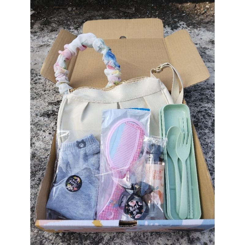 

Set Gift box / Hampers kado cewe