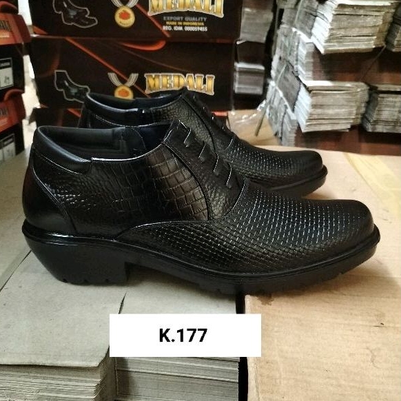 Sepatu kulit pria Medali sepatu kerja formal tampil lebih garang