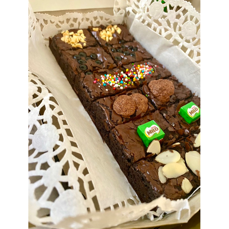 

Brownies Shiny crust // Brownies Shiny fudgy premium // brownies panggang premium // brownies fudgy crust // brownies shiny crust premium 20x10 isi 10 dan 12