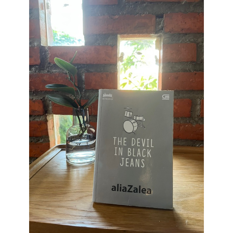 CA - Preloved - Buku/Novel - Alia Zalea - The Devil in The Black Jeans