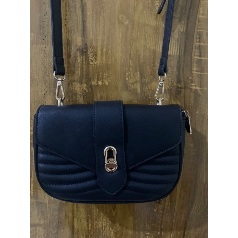 Preloved Slingbag Emsio Hitam