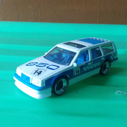 Hot Wheels Volvo 850 Estate White LOOSE