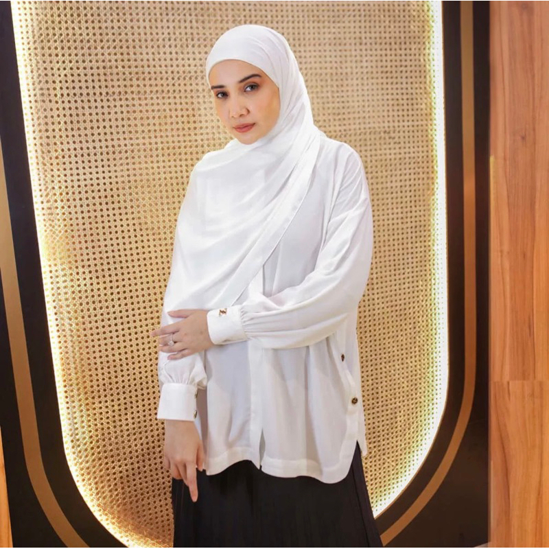 Preloved Zaskia Sungkar Esme Blouse Broken White