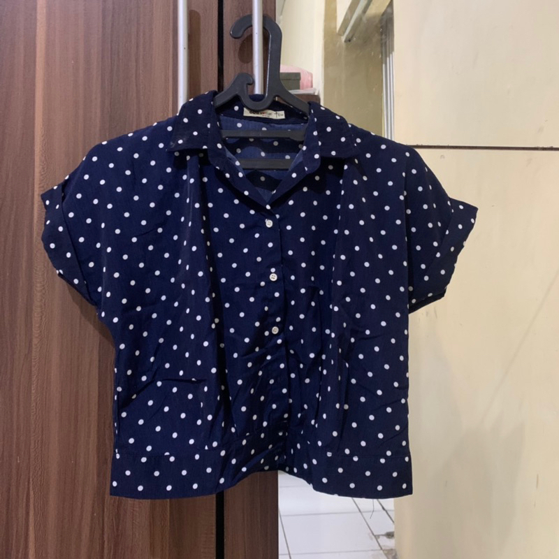 [PRELOVED] Kemeja Biru Dongker Polkadot Pendek Wanita