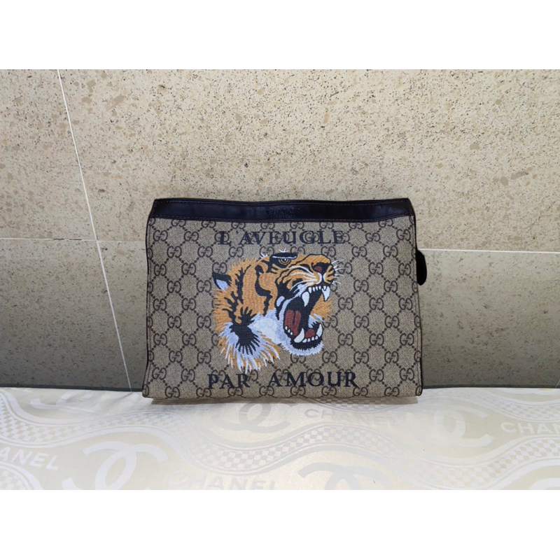 clutch hand bag pria brand Gucci - signature