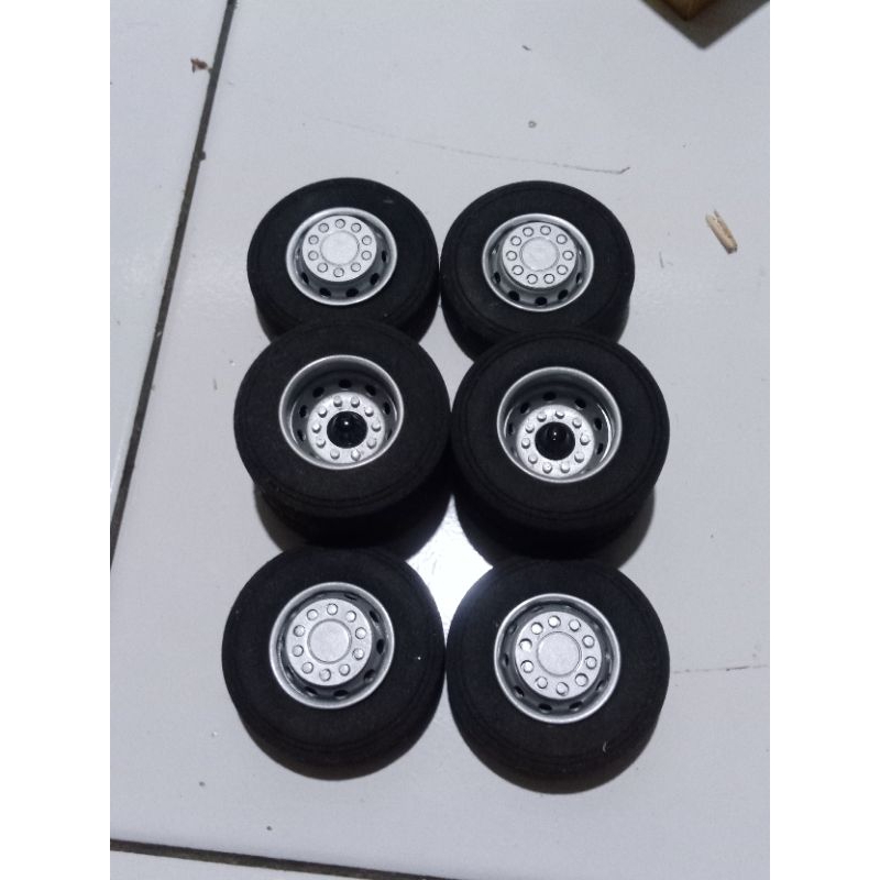 Ban Miniatur Bus Tronton Skala 1:20