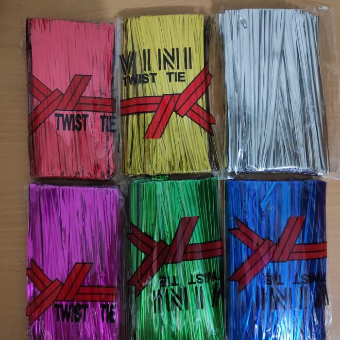 

Twist Tie Ukuran 10cm Pita Tali Kecil Tipis Logam Pengikat Seal Penguat Penutup Penyegel Permen Bingkisan Kado Parsel Parcel Hadiah Gift Present Perlengkapan Peralatan Acara Ulang Tahun Perayaan Makanan Snack Makanan Bungkusan Blimbing Indah Sablon Malang