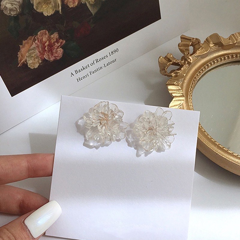 White bloomy earrings