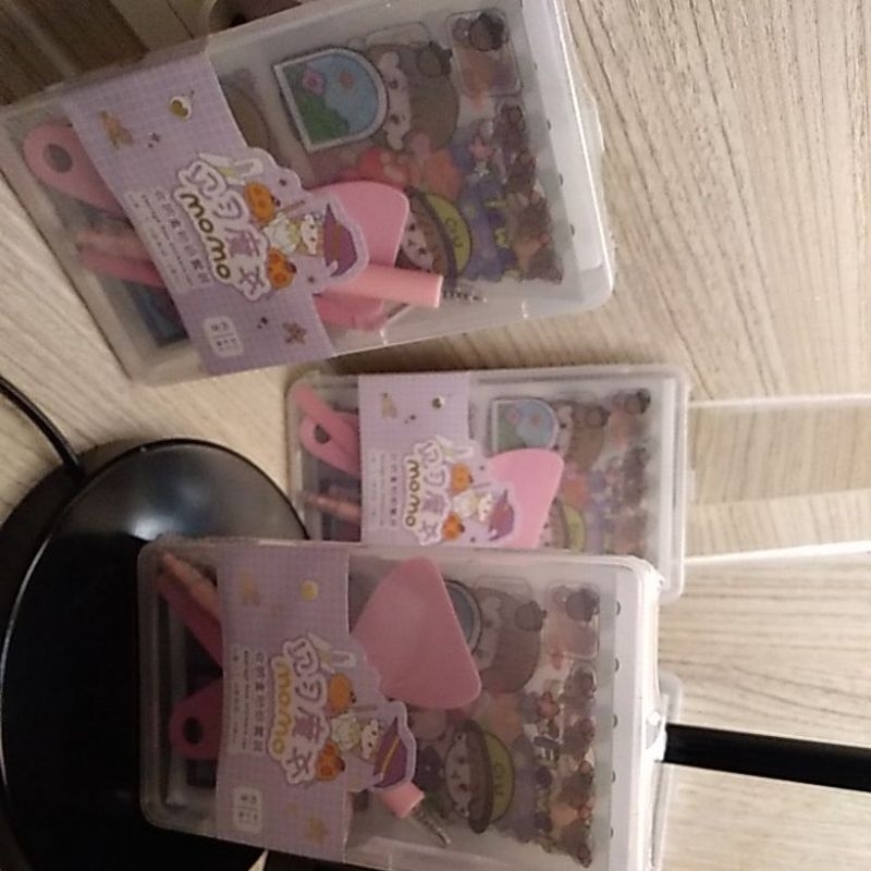 

stiker Momo