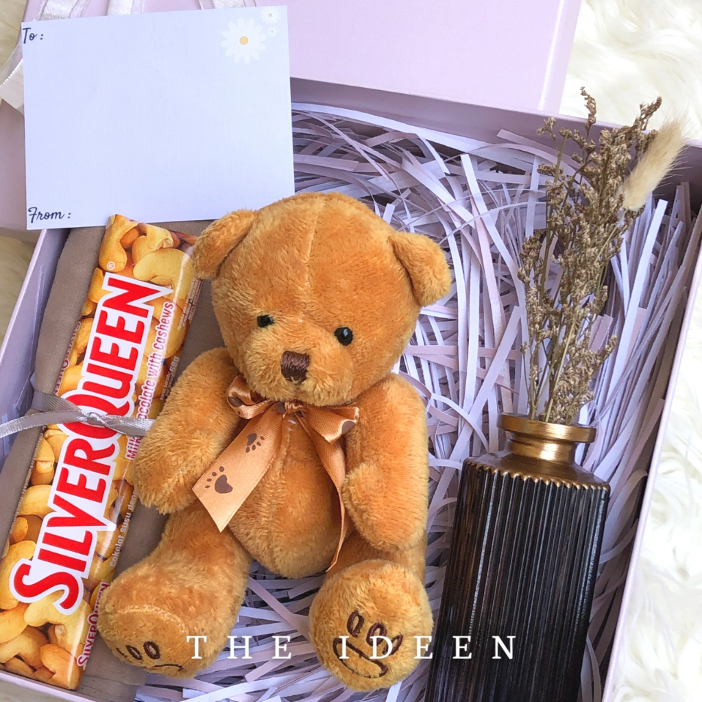 THE IDEEN - 008-02 | HAMPERS PINK CEWEK HIJAB SEGIEMPAT TEDDY BEAR VAS BUNGA FREE KARTU UCAPAN | GIFT SET HARD BOX PREMIUM | KADO HARI GURU WISUDA GRADUATION ANNIVERSARY PERNIKAHAN ULANG TAHUN | BINGKISAN PARSEL SOUVENIR HADIAH WEDDING LEBARAN IDUL FITRI