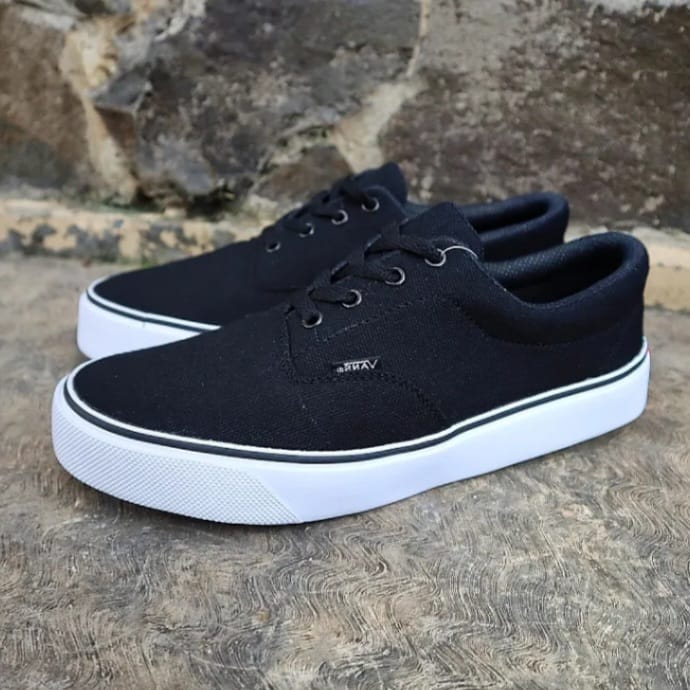 SNEAKERS KETS KASUAL PRIA WANITA DEWASA WARNA HITAM POLOS MODEL TRENDY SEPATU SEKOLAH GAYA KEKINIAN 