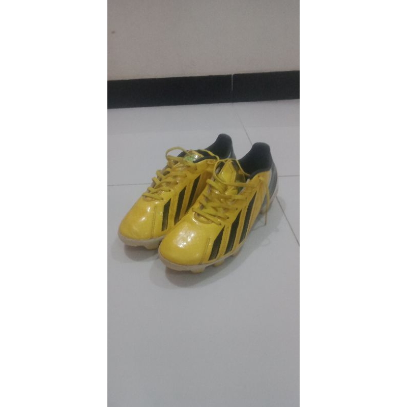 sepatu bola adidas f10 trx