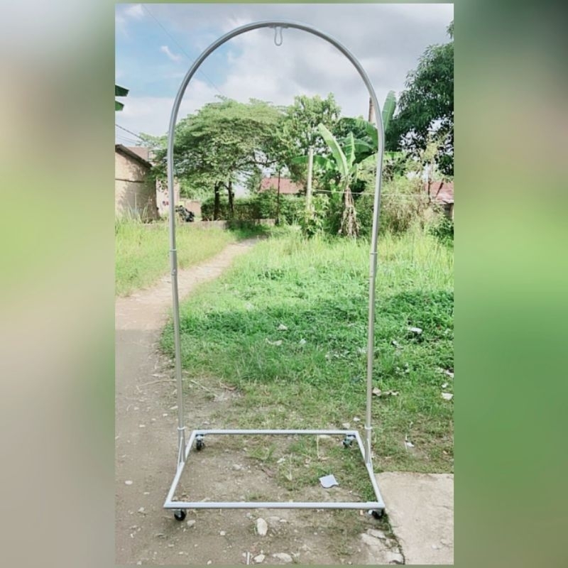 Tiang ayunan bayi roda