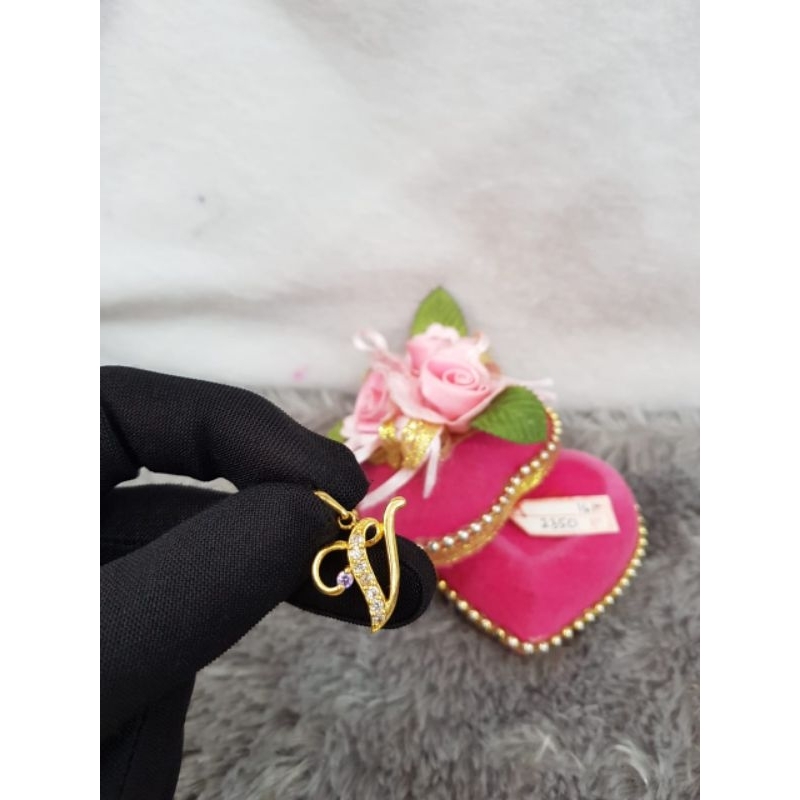 LT2218E280E Liontin model inisial nama V permata emas kuning asli berat 2.350 kadar 70% 16k