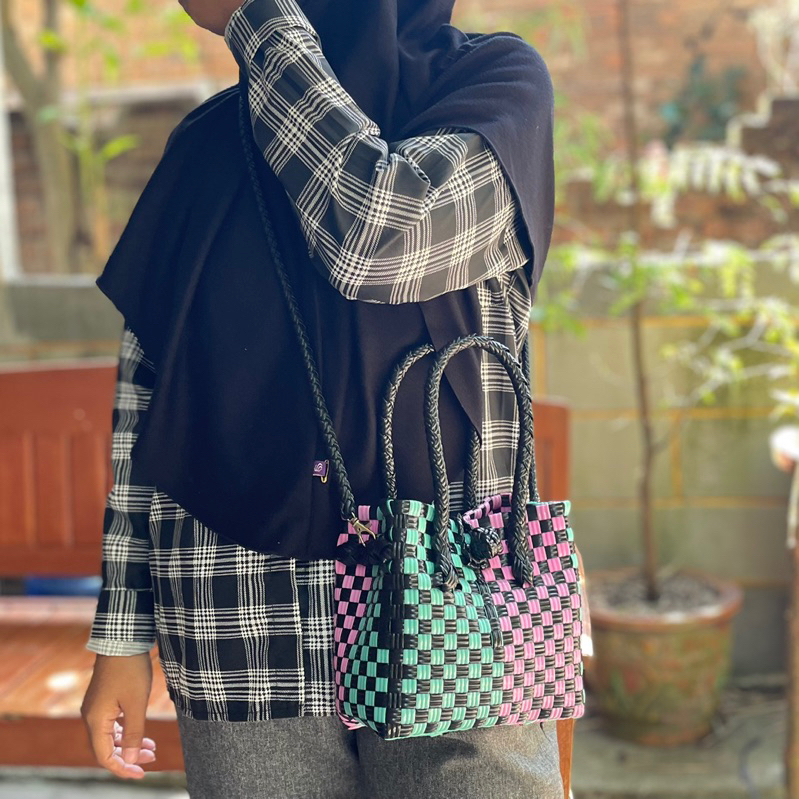 (Free Aksesoris Pelangi) Tas Selempang Anyaman Jali Model DIAS