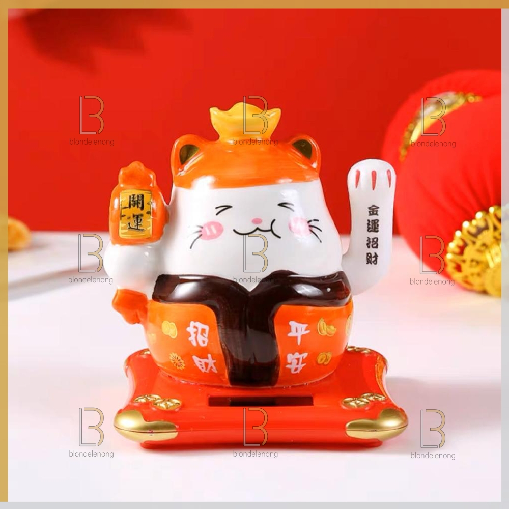 Patung Pajangan Boneka Dekorasi Hiasan Kucing Panggil Hoki Rejeki Rezeki Keberuntungan Lucky Cat Maneki Neko Maneko Neki Tangan Gerak Goyang Solar Cahaya Tanpa Baterai Batre Batrai Jepang Cina China Dashboard Mobil Meja Toko Kasir Cafe Kafe Keramik Mini