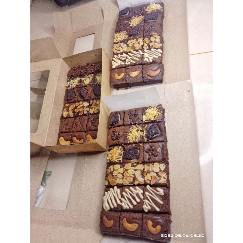 

Brownies Panggang 10x20cm mix topping