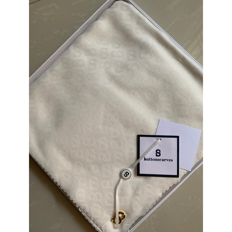 buttonscarves tapis embossed cotton