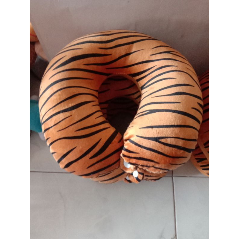 Bantal leher motif bantal leher karakter macan bantal leher empuk lembut bantal leher pake kancing virall murah