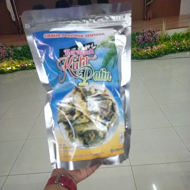 

Cemilan kerupuk kulit patin