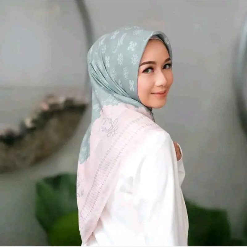 Hijab segi empat voal motif LC sage
