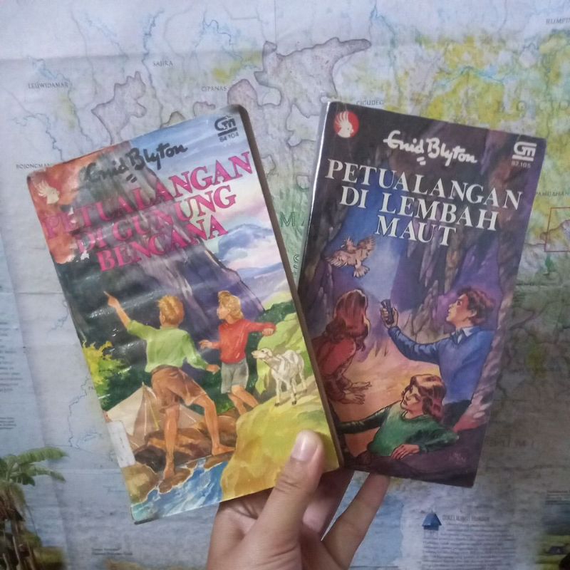 PETUALANGAN DI LAUT SUNYI, DI GUNUNG BENCANA, Di sirkus asing, DI KAPAL PESIAR, Di LEMBAH MAUT oleh 