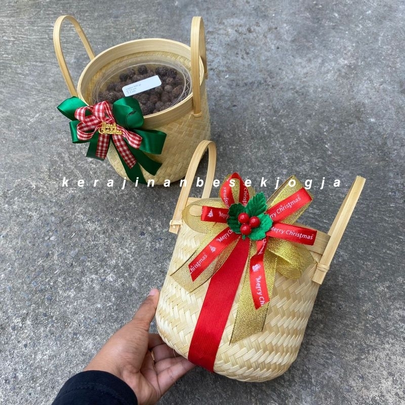 

SPESIAL HAMPERS NATAL | KERANJANG BAMBU BULAT BLICING PITA | parsel natal perayaan natal pita natal natal keranjang kue keranjang jogja hampers makanan