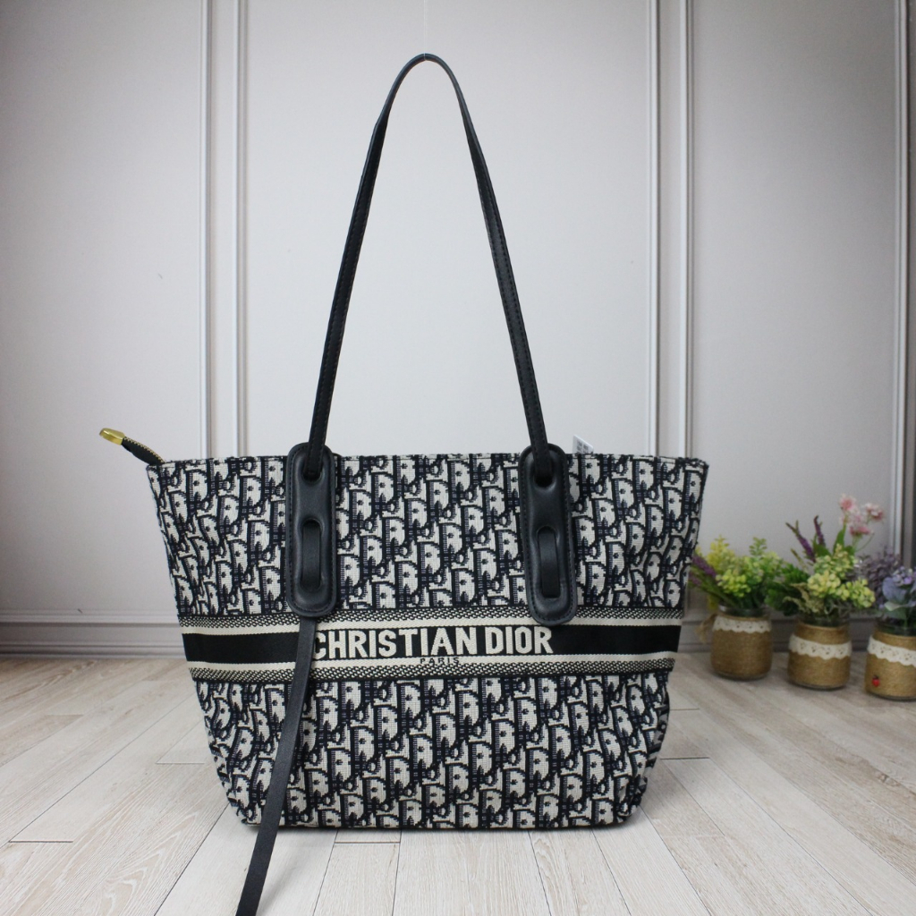 Tote 10185 (Free Dust bag)