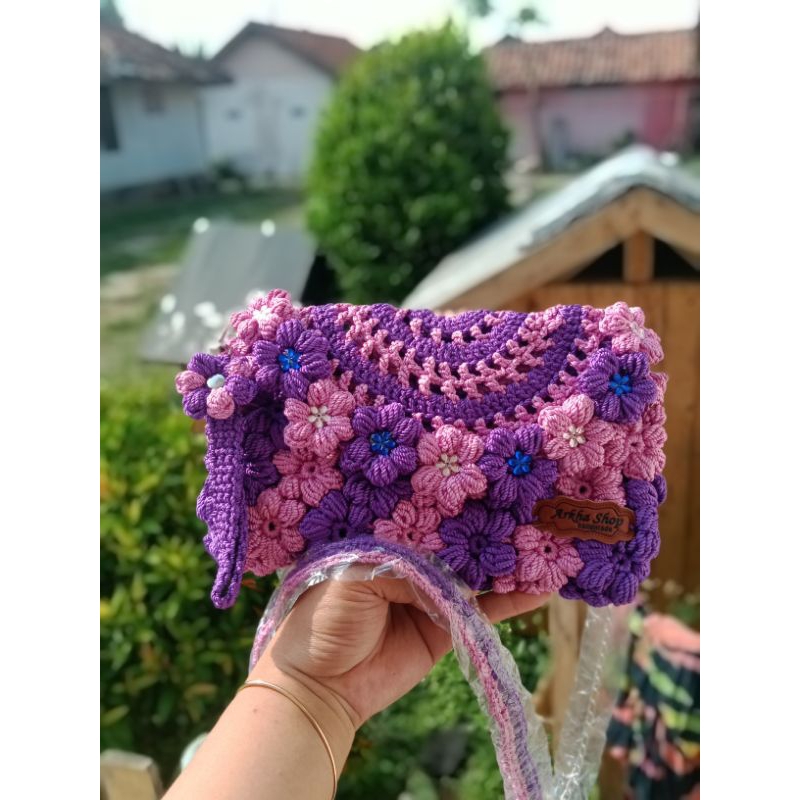 tas slempang rajut motif bunga puff