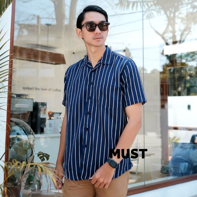 MUST Kemeja Pria Salur Lengan Pendek Hem Stripe Cowok Keren Kekinian