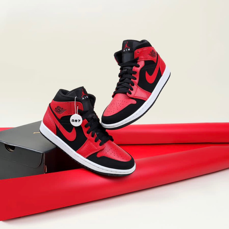 Air Jordan 1 Mid Bred