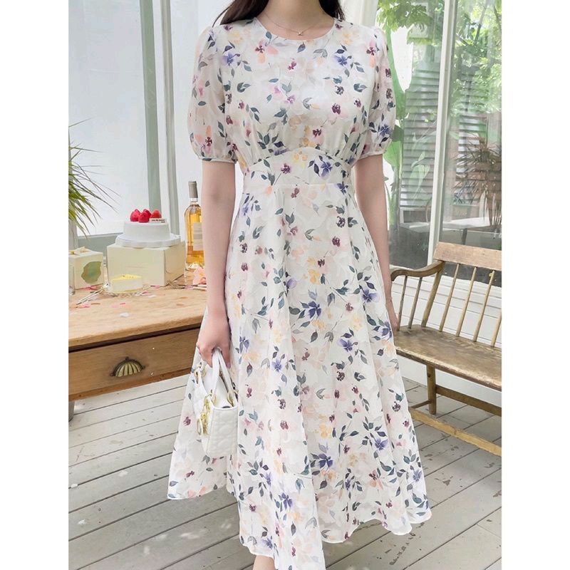 DRESS SIFON TERUSAN MIDI PANJANG BAWAH LUTUT MAXI ADA TALI IKAT PINGGANG NYAMBUNG BISA DIIKAT BELAKANG IKAT PITA TERLIHAT RAMPING LANGSING KERAH LEHER O NECK TANGAN LENGAN PENDEK KARET KEMBANG FLOWER FLOWERED FLORAL BAHAN SIFON DASAR PUTIH IMPORT IMPOR