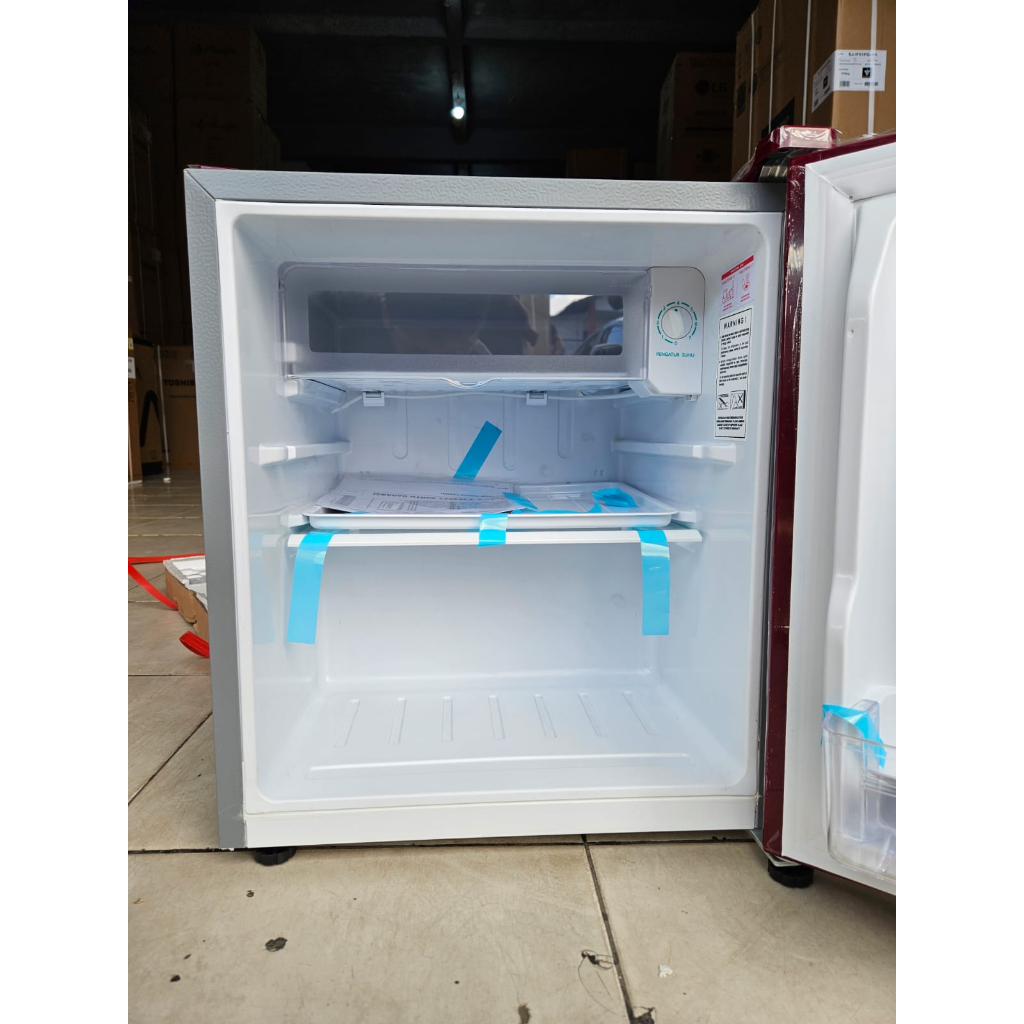 POLYTRON KULKAS MINI PRH 51R / PRH-51R RED