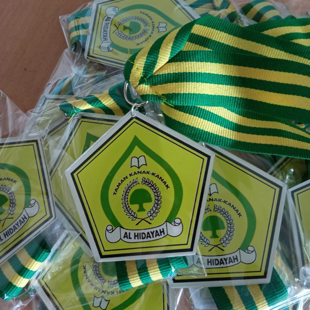 GORDON WISUDA AKRILIK/KALUNG WISUDA MEDALI