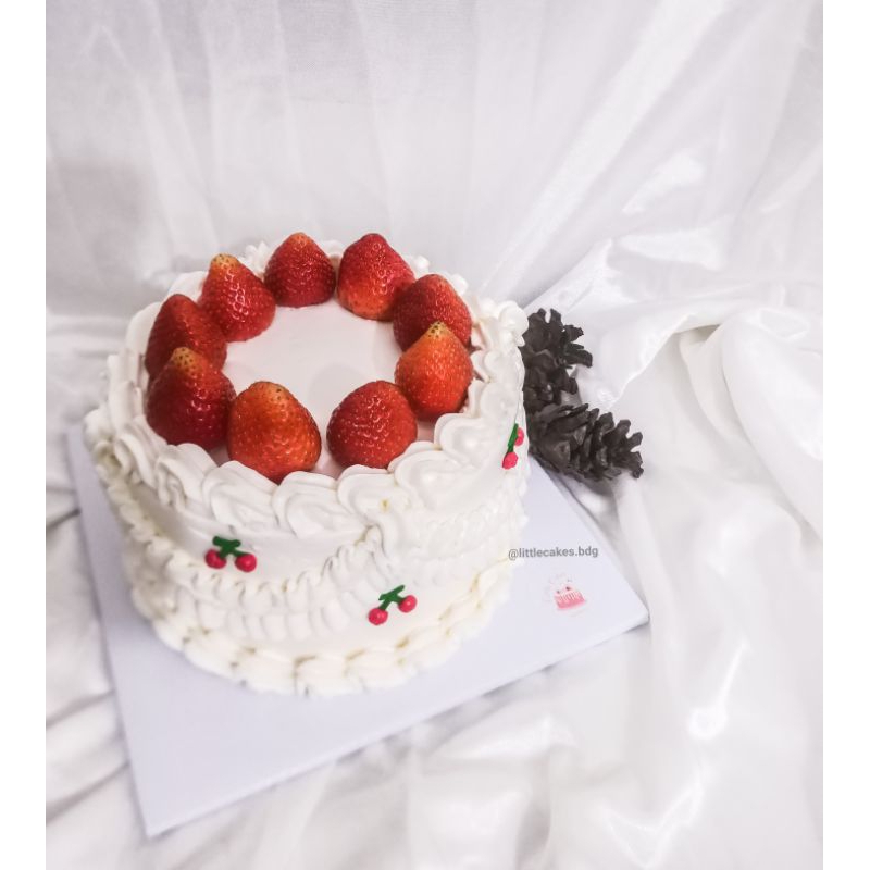 

Cake topping strawberry