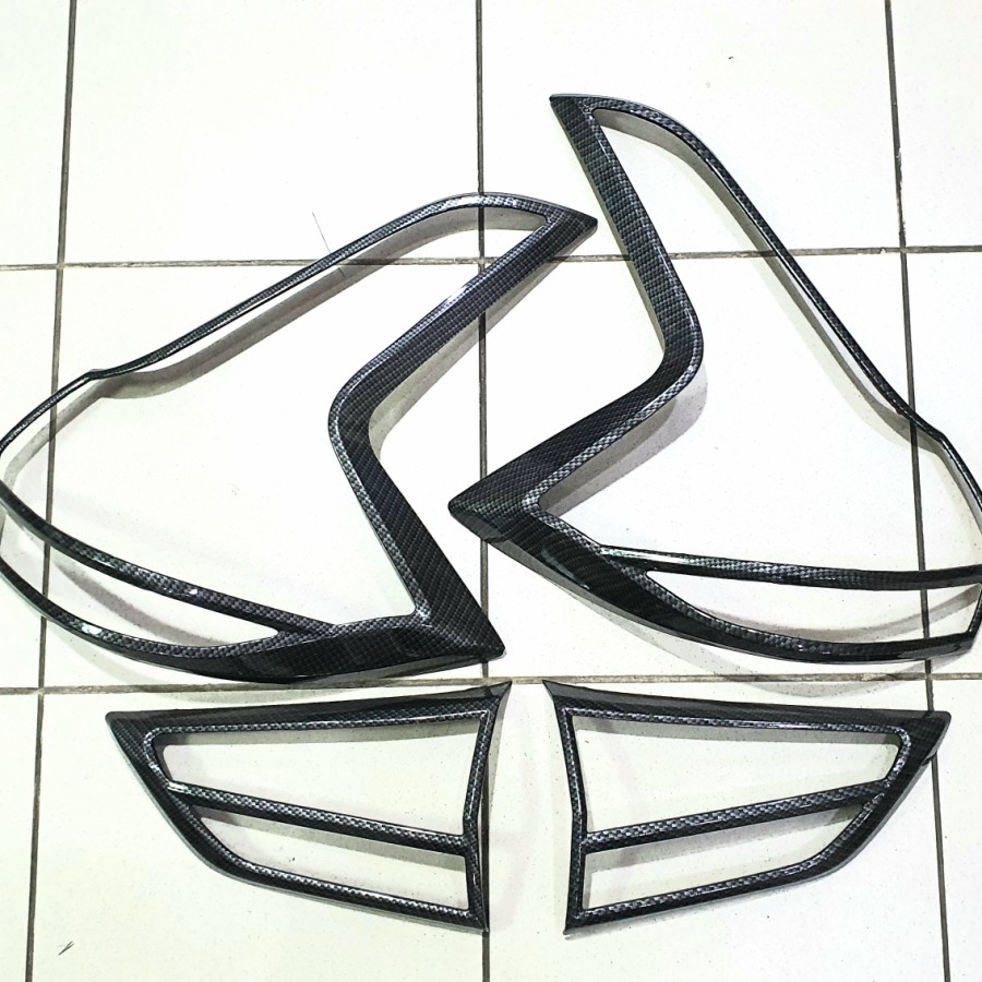 Garnish List Lampu Belakang Mobil XPANDER Carbon