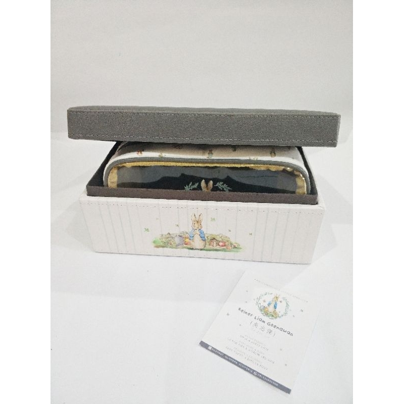 SOUVENIR HAMPERS BOX TISSUE KULIT EMBOSS BASE TRIPLEK BUKAN KARTON ISI POUCH EMBOSS DAN HANDUK BORDI