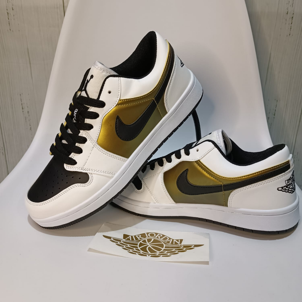 Sepatu Olahraga Sepatu Basket A!r Jordan 1 Retro White Black Gold Metalik Low