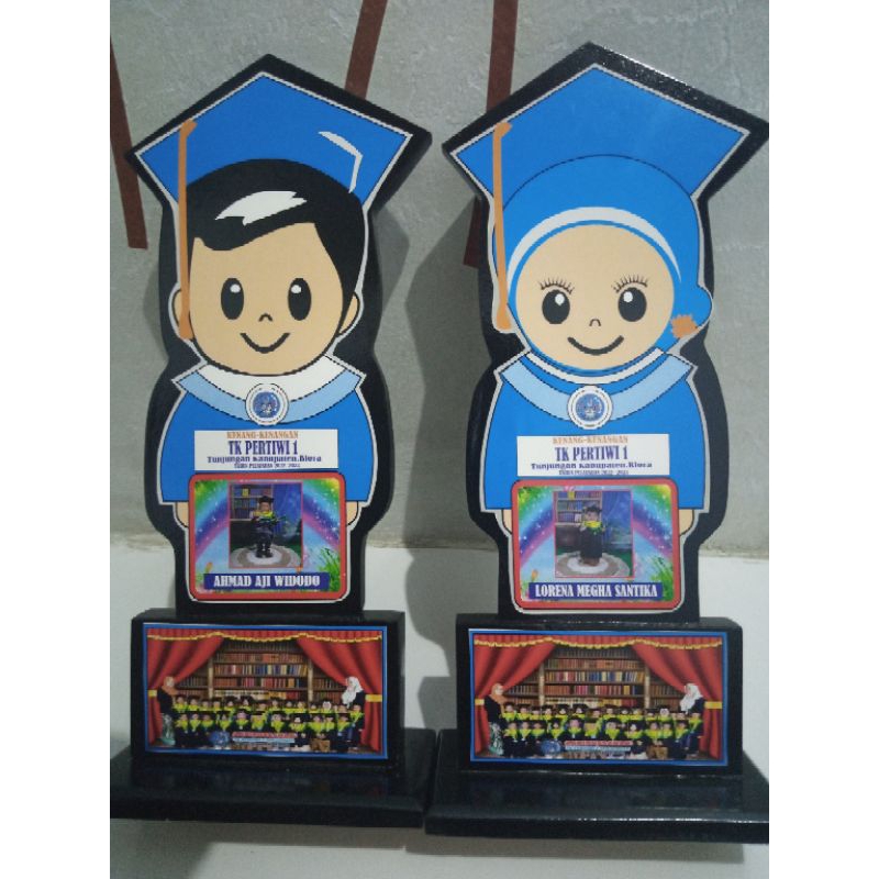 Plakat wisuda Boneka