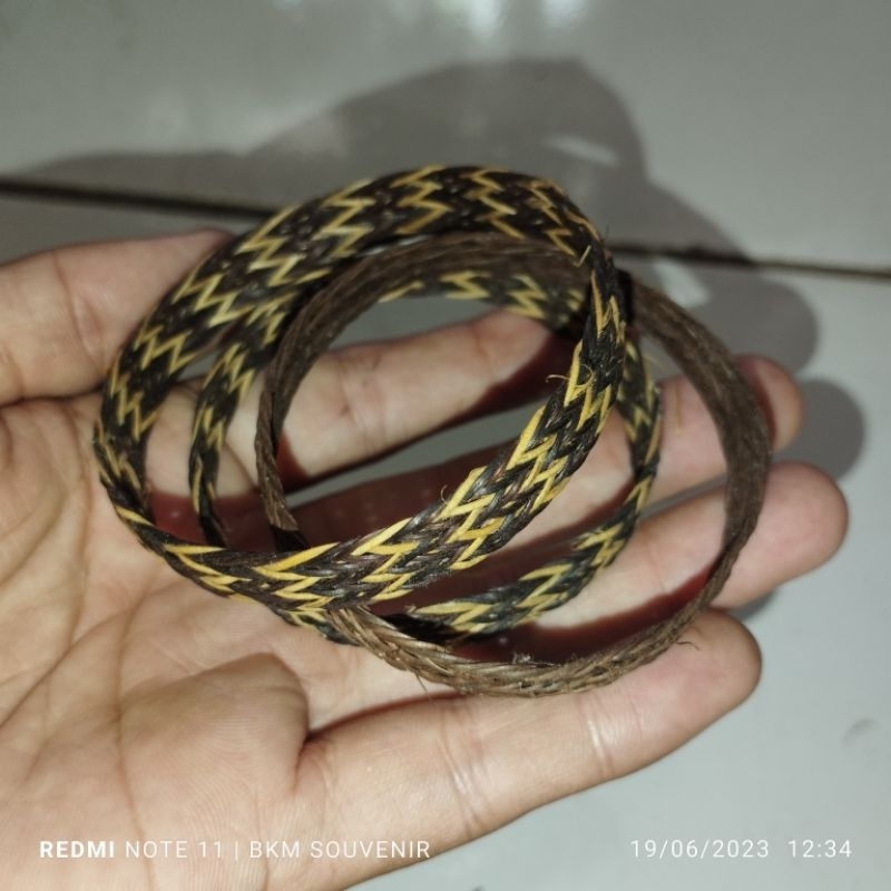 Gelang simpai - gelang tangan khas dayak