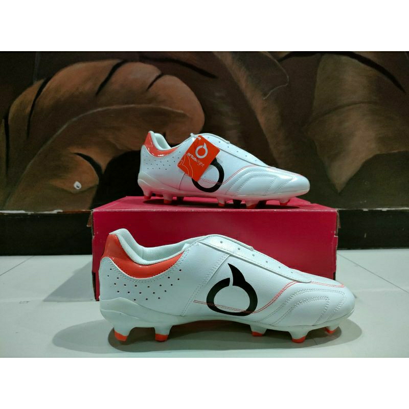 sepatu sepak bola ortuseight